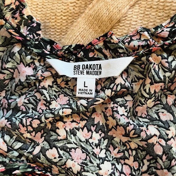NWT BB Dakota Steve Madden Floral Sleeveless Top Ruffle Detail Size Large V-Neck - Picture 6 of 11
